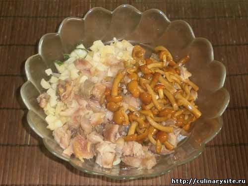 Салат из грибов и копчёной селёдки. Шаг 10.