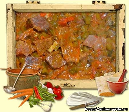 Свинина тушеная с солеными огурцами