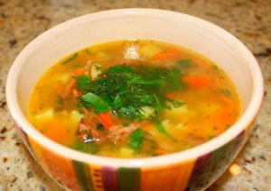 Гороховый суп с копченостями и гренками