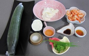 Моем огурцы