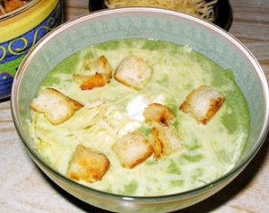 Чесночный суп с яйцами и гренками