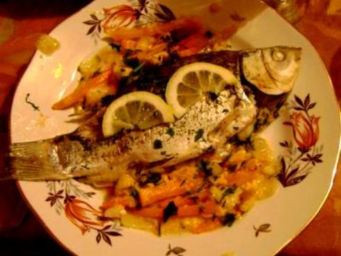 Запечённый карп с овощами