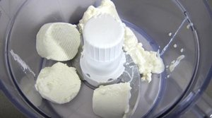 Складываем в кухонный комбайн сыр