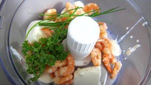 Складываем в кухонный комбайн креветки и зелень