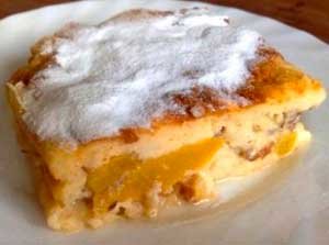 Десерт из персиков и манной крупы