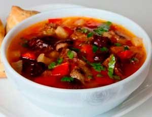 Мясной острый суп с фасолью
