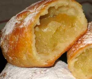 Пирожки с яблоками и изюмом