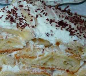 Торт из заварного теста со сливочным кремом и бананом
