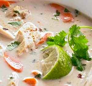 Куриный суп с кокосовым молоком и лаймом