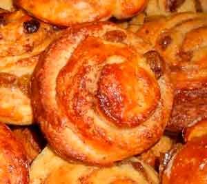Булочки с корицей и изюмом.