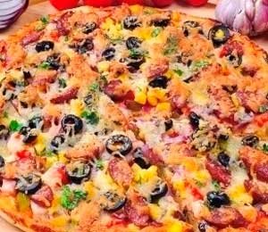 Пицца с охотничьими колбасками и курицей
