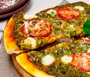 Пицца с соусом песто