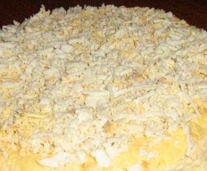 Легкий салат с курицей и грибами