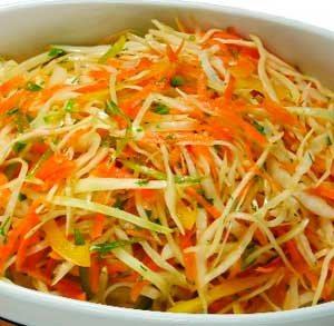 Витаминный салат из капусты яблок и моркови