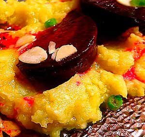 Салат из жареной свеклы с миндалем и картофелем
