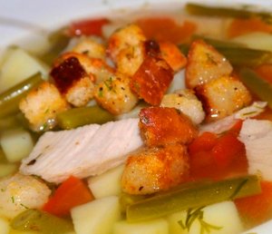 Суп из различных овощей с ломтиками курицы