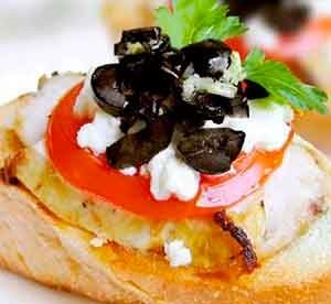 Кростини с сыром Фета и курицей