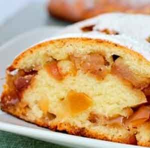 Дрожжевой рулет с яблоками